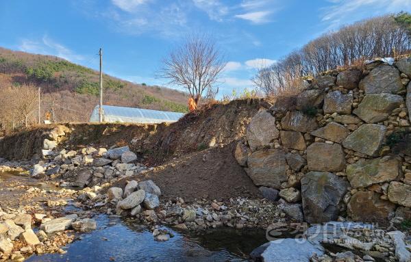 [크기변환]사본 -1-1.용인특례시가 지난해 폭우로 호안시설이 유실된 광교산소하천에 옹벽블럭을 설치했다(준공 전).jpg