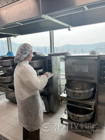 [크기변환]사본 -3. 용인특례시가 지난 3월 8일부터 4월 14일까지 집단급식소를 대상으로 위생관리 실태를 집중적으로 확인했다. 관계 공무원이 급식시설 조리기구를 점검하고 있다..jpg