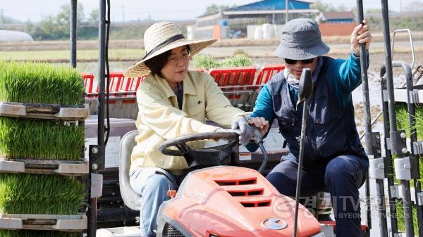 [크기변환]사본 -모내기철 영농현장 격려 및 벼 드문모심기 시연회 (2).jpg