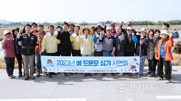 [크기변환]사본 -모내기철 영농현장 격려 및 벼 드문모심기 시연회 (1).jpg