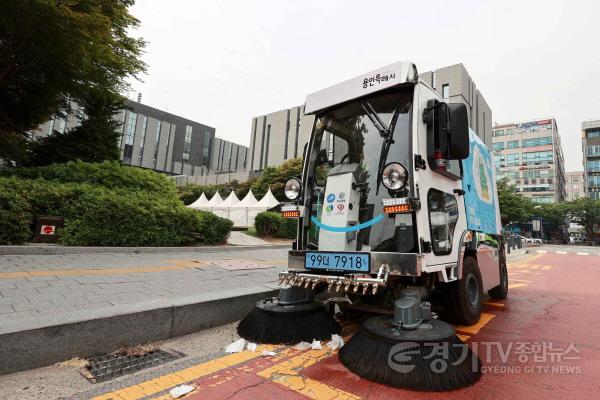 [크기변환]사본 -1-2. 수지구청 인근 노면을 청소하는 소형 전기노면 청소차의 운행 모습.jpg