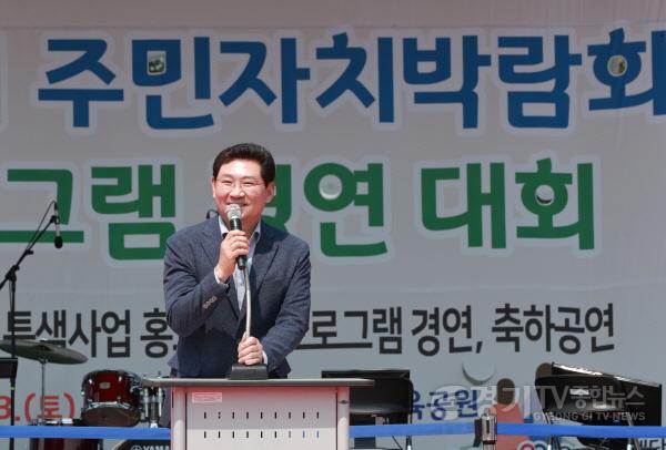 [크기변환]사본 -2-1. 이상일 용인특례시장이 13일 용인아르피아체육공원에서 열린 주민자치박람회에 참여해 인사말을 하고 있다.jpg
