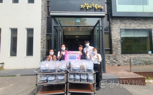 [크기변환]5-6. 자작나무갈비 동백점(점장 심윤미)은 동백3동 어려운 이웃을 위해 갈비탕 30개를 기탁했다.jpg