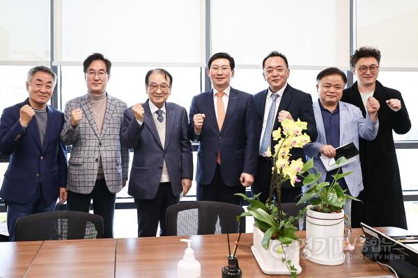 [크기변환]사본 -1. 제 42회 대한민국 연극제를 용인특례시에 유치하기 위해 뜻을 모은 이상일 용이특례시장(가운데)과 이순재 배우(왼쪽에서 세번째)~ (1).jpg