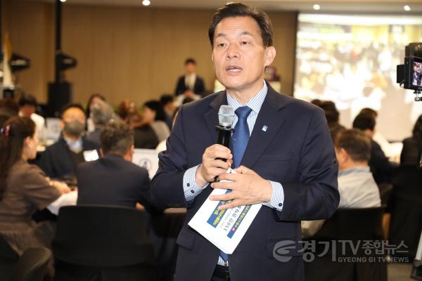 [크기변환]사본 -이재준 수원시자원봉사센터 이사장, “수원시 자원봉사, 실질적 자원봉사로서 방향성 모색할 것”(1).jpg