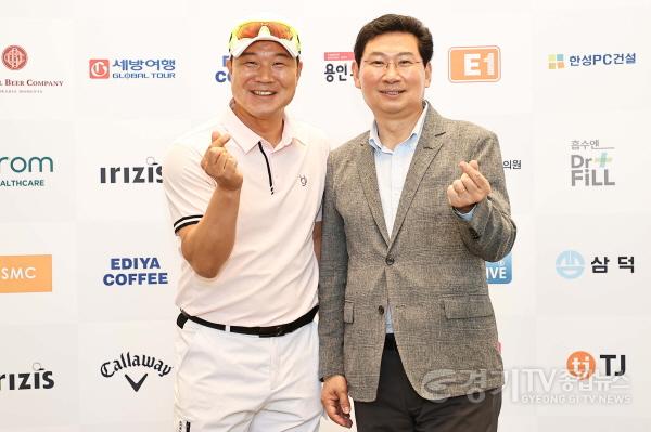 [크기변환]사본 -7-3. 15일 열린 제 1회 The Charity With Olympians 자선골프대회에 참석한 이상일 용인특례시장(왼쪽)과 전 테니스선수 이형택(오른쪽).jpg