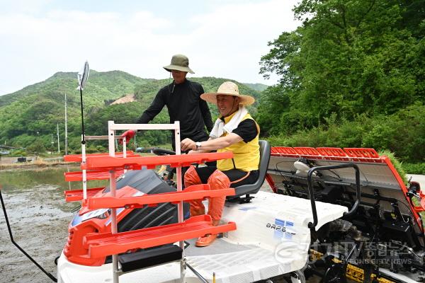 [크기변환]사본 -추가01- 여주시, 경기미 우수단지 농기계 공급사업 모내기 시연행사 개최 (2).jpg