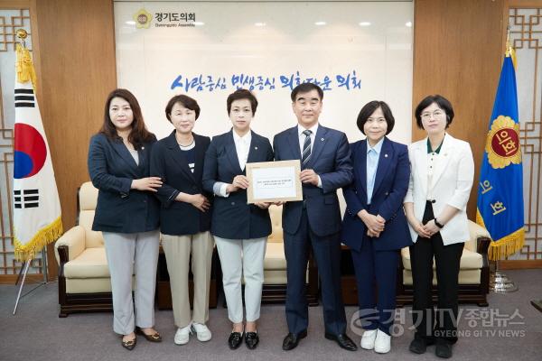 [크기변환]사본 -20230516 용인특례시의회, 경기도의회에 교복 구입비 지원 사업 토론회 관련 의견 전달(1).jpg