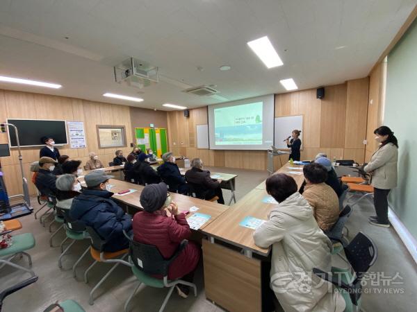 [크기변환]사본 -2. 용인특례시가 2023년 경기도 미세먼지 저감 우수 시군 평가에서 2년 연속 최우수 기관으로 선정됐다. 용인특례시가 미세먼지 집중관리구역 내 미세먼지 취약계층을 대상으로 교육을 실시하고 있다..jpg