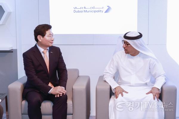 [크기변환]사본 -1-1. 전국대도시시장협의회 회장이 17일(현지시간) 두바이시청에서 다우드 압둘 라만 알-하즈리 시장과 간담회를 열고 교류ㆍ협력방안을 논의했다..jpg