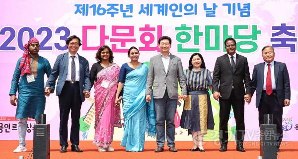 [크기변환]사본 -9-4. 2023 다문화 한마당 축제에 참석한 내빈들이 함께 기념 촬영을 하고 있다..jpg