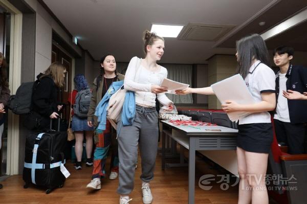 [크기변환]사본 -0521 3개국 학생들이 함께 만들어가는 미래, 영국·태국 고교 파주 한빛고와 상호 방문 국제교류 사진  (7).jpg