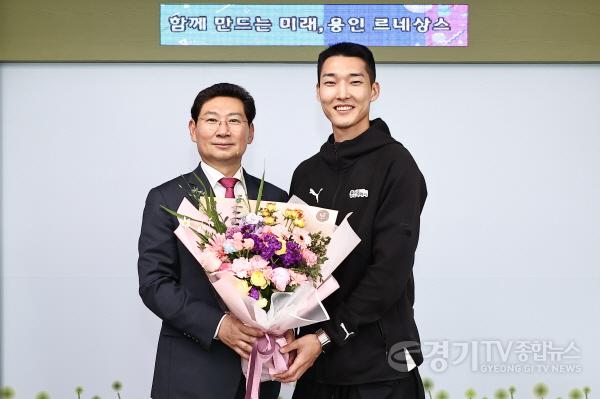 [크기변환]사본 -7-3. 지난 8일 이상일 용인특례시장(왼쪽)을 만나 용인시민의 응원에 자부심을 가진다고 소감을 전한 높이뛰기 국가대표 우상혁(오른쪽) 선수.jpg