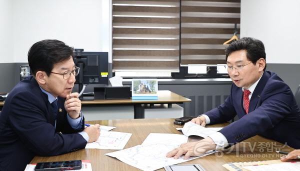 [크기변환]사본 -15-2. 이상일 용인특례시장은 24일 서울 정부종합청사에서 최상대 기획재정부 제2차관과 만나 용인의 주요 사업에 대한 정부의 내년도 예산 지원을 요청했다..jpg