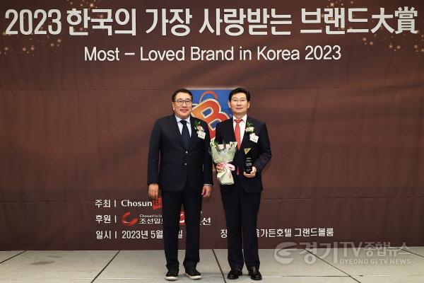 [크기변환]사본 -14-2. 용인특례시(시장 이상일)가 24일 ‘2023년 한국의 가장 사랑받는 브랜드 대상(Most Loved Brand in Korea 2023) 국가첨단산업 선도도시 부문 대상을 수상했다. (좌측부터 김영수 조선비즈 대표이사, 이상일 용인특례시장).jpg
