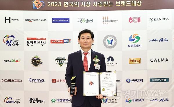[크기변환]사본 -사본 -14-1. 용인특례시(시장 이상일)가 24일 ‘2023년 한국의 가장 사랑받는 브랜드 대상(Most Loved Brand in Korea 2023) 국가첨단산업 선도도시 부문 대상을 수상했다..jpg