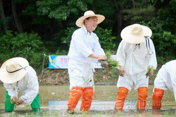 [크기변환]사본 -추가01- 여주쌀 역사의 산실, 점동면 흔암리마을에서 손 모내기 행사 개최 (2).jpg