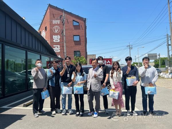[크기변환]사본 -이현재 하남시장, 가정의 달 맞아 MZ세대 신혼부부 직원격려 (2).jpg