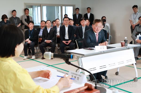 [크기변환]사본 -12-1. 25일 열린 삼가2지구 국민권익위원회 고충민원 조정서 체결식 현장의 모습.jpg