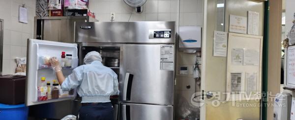 [크기변환]사본 -3. 용인특례시 관계자가 관내 어린이집에서 급식·위생 점검을 실시하고 있다..jpg