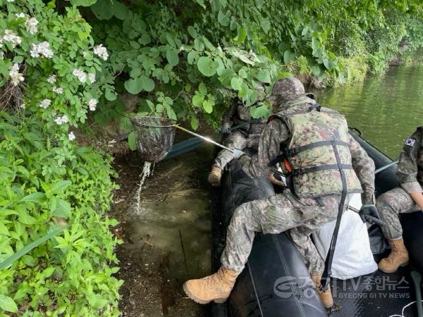 [크기변환]사본 -4-2. 육군 수도군단 특공연대 장병들이 낙생저수지 수상 환경정화를 벌이고 있다.jpg