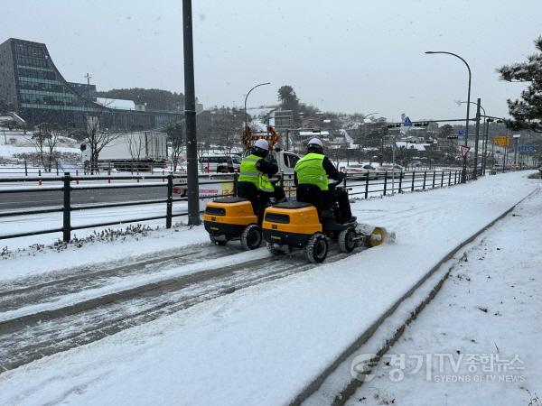 [크기변환]사본 -1-1. 용인특례시청이 지난 겨울 진행한 인도제설작업 모습.jpg