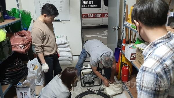 [크기변환]사본 -2. 기흥구 관계자가 여름철 호우 피해에 대비해 수중펌프 및 양수기 등 수방 자재에 대한 점검을 하고 있다..jpg