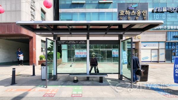 [크기변환]사본 -5. 처인구 중앙동 중앙지구대 앞에 교체 설치한 셀터형 버스 승강장 모습.jpg