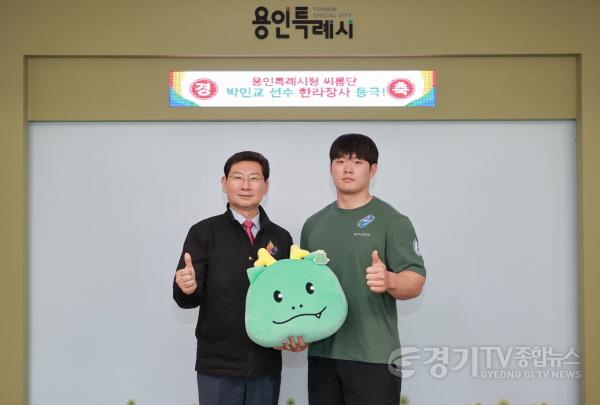 [크기변환]사본 -11-2. 25일 용인시청 씨름단 박민교 한라장사 등극 봉납식에 참석한 이상일 용인특례시장(왼쪽)과 박민교 장사(오른쪽).jpg