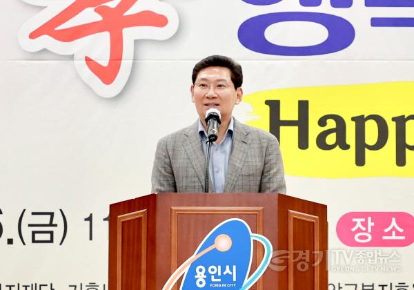 [크기변환]사본 -12-1. 이상일 용인특례시장이 26일 용인시기흥노인복지관 개관 8주년 기념 ‘2023년 기흥 孝(효) 행복드림’ 행사에서 인사말을 하고 있다..jpg