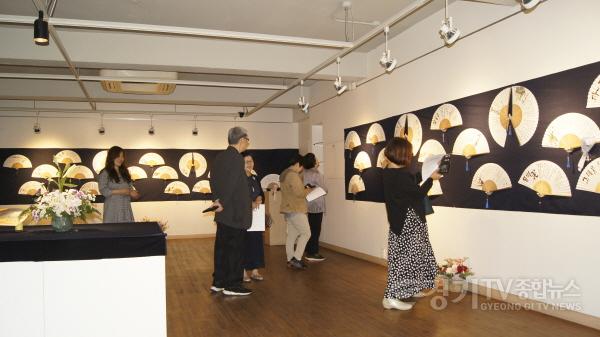 [크기변환]사본 -사진2-부채시 전시회- 시 바람이 되다.jpg