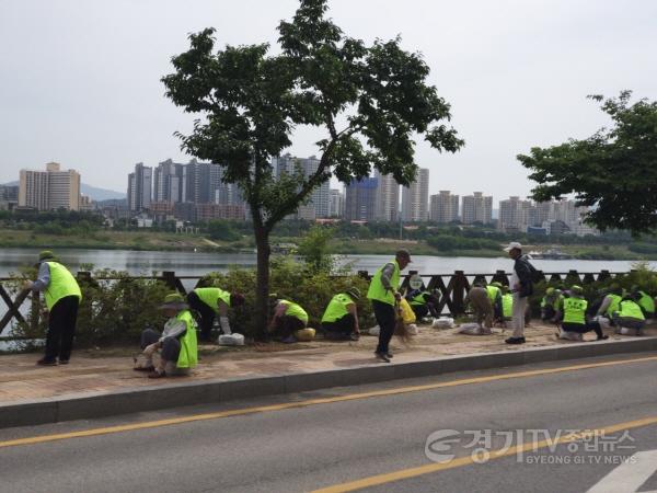 [크기변환]사본 -지역03- 여주 세종대왕 마라톤 구간 중앙동 산뜻한 환경정비 (3).jpg