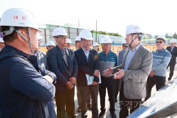 [크기변환]사본 -1-3. 이상일 용인특례시장이 주민 대표들과 용인 에코타운 조성 현장을 둘러보며 차질 없는 공사 진행을 당부하고 있다..jpg