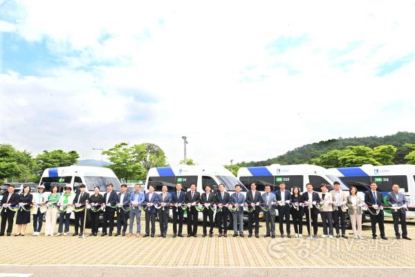 [크기변환]사본 -이재준 수원특례시장, “어르신들이 똑버스 편리하게 이용할 수 있도록,앱 이용 방법 잘 설명해 달라”(2).jpg