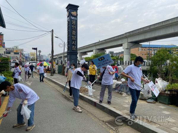 [크기변환]사본 -6-1. 처인구보건소는 지역 협업기관과 함께 지난 1일 김량장동 용인중앙시장과 금학천 일대에서 흡연의 폐해를 알리는 캠페인을 열고 담배꽁초를 줍는 플로깅 행사를 열었다..jpg