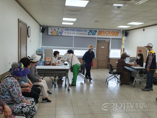 [크기변환]사본 -8. 상갈동이 1일 행정복지센터에서 건강 취약계층을 대상으로 건강상담소를 운영했다..jpg