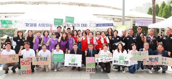 [크기변환]사본 -10-1. 이상일 용인특례시장이 2일 동백호수공원에서 열린 제28회 환경의 날 기념행사에서 시 의장, 시 의원들과 피켓을 들고 화이팅을 외치고 있다..jpg