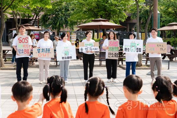 [크기변환]사본 -20230602 의원연구단체 탄소중립연구소, 환경의 날 맞아 생활 속 탄소중립 캠페인 실시(5).jpg
