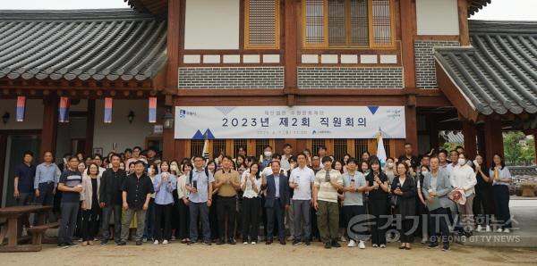 [크기변환]사본 -사진자료_다회용 컵과 함께하는 수원문화재단 직원회의.jpg