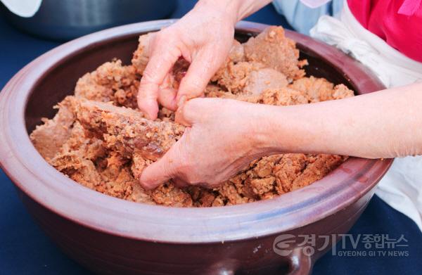 [크기변환]사본 -사진자료_수원전통문화관 장 가르기 체험 진행 관련 사진(1).jpg