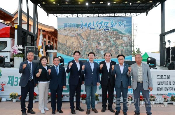 [크기변환]사본 -2. 3일 처인성에서 열린 제32회 처인성문화제에서 이상일 용인특례시장이 내빈들과 기념 촬영을 하고 있다.(왼쪽 5번째가 이상일 시장).jpg