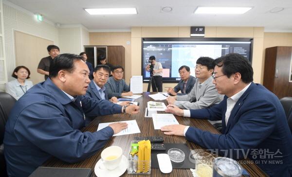 [크기변환]사본 -1-1 이권재 오산시장, 정명근 화성시장과 오산천 상류 오염수 유출문제 협의.jpg