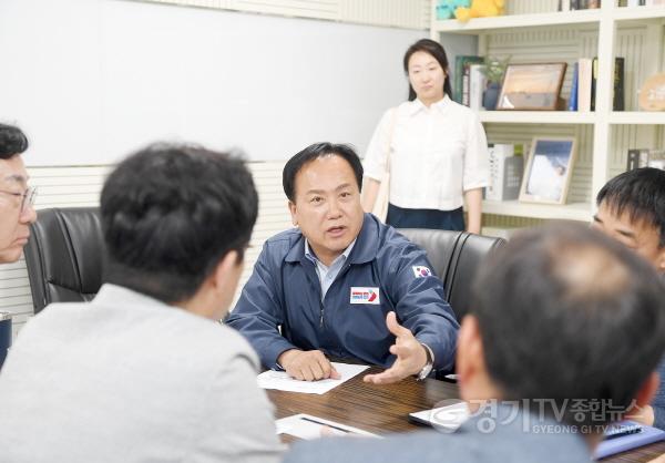 [크기변환]사본 -1-4 이권재 오산시장, 정명근 화성시장과 오산천 상류 오염수 유출문제 협의.jpg