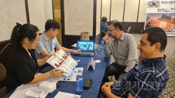 [크기변환]사본 -1-2. 용인특례시 해외시장개척단 참가 기업이 현지 바이어에게 수출상담을 진행하고 있다.jpg