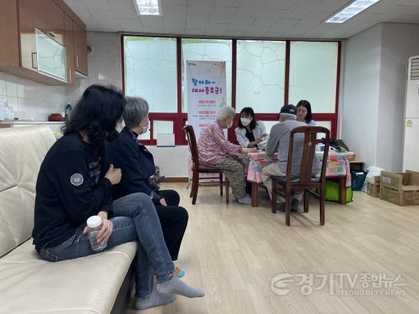 [크기변환]사본 -4. 동백1동이 저소득층을 대상으로 ‘월 1회 찾아가는 검진 서비스’를 제공한다. 사진은 지난달 검진 서비스 행사 모습..jpg