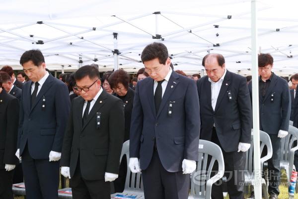 [크기변환]사본 -7-4. 6일 처인구 김량장동 현충탑에서 열린 제68회 현충일 추념식에서 묵념하고 있는 이상일 용인특례시장과 내빈들의 모습.jpg