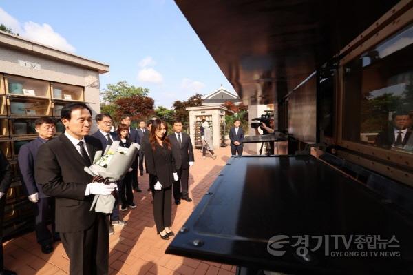 [크기변환]사본 -0606 임태희 교육감, 이천호국원 현충탑 참배 사진8.jpg