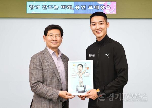 [크기변환]사본 -5-1. 7일 이상일 용인특례시장이 높이뛰기 세계 정상 우상혁 선수를 만나 격려했다..jpg