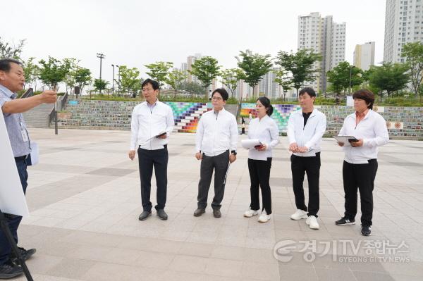 [크기변환][크기변환]사본 -[사진자료] 하남시의회 도시건설위원회  6월 7일 망월천 산책로 보수공사 현장방문(사진_하남시의회 제공).jpg