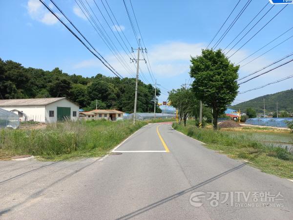 [크기변환]사본 -4. 제대로 된 보도가 확보되지 않아 보행환경 개선에 대한 필요성이 제기된 처인구 원삼면 두창사거리 인근의 모습.jpg